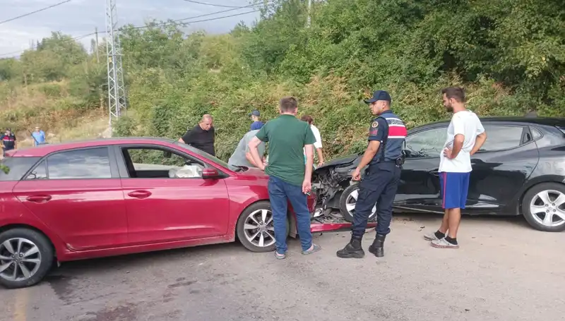 Karamürsel’de Otomobil Kazası: 4 Yaralı, Trafik Durumu Kâbus Haline Döndü