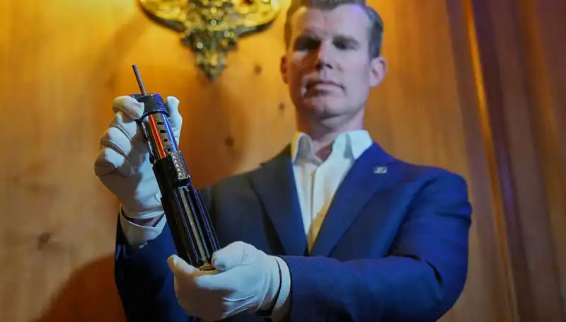 Darth Vader'ın Efsanevi Işın Kılıcı 3.65 Milyon Dolar’a Satıldı!