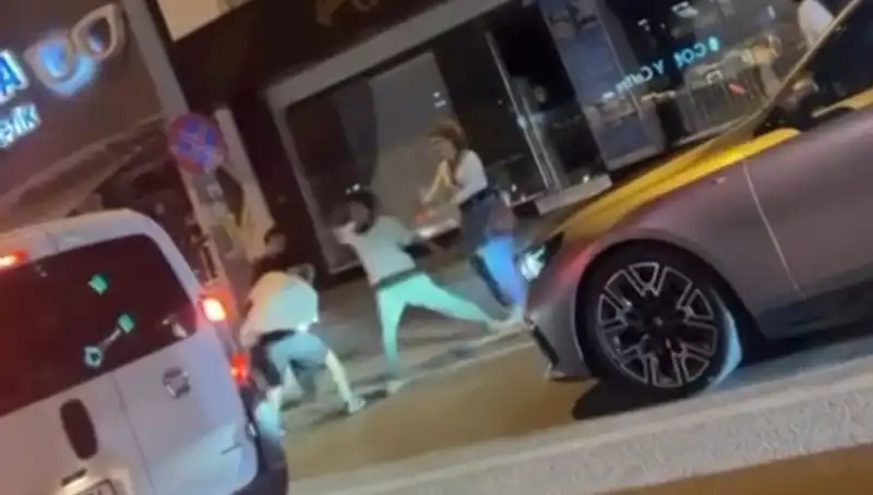 Cadde Boks Ringine Döndü: Sıra Dışı Gökkuşağı Yumruklarıyla Şehrin Nabzı