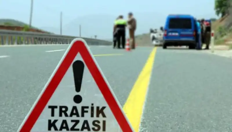 Otomobil ve Hafif Ticari Araç Çarpıştı: Feci Kazada 6 Kişi Hayatını Kaybetti