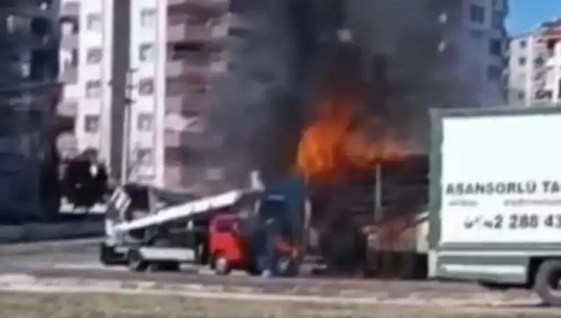 Alev Alev Yanan TIR, Tüm Yükü ile Birlikte Kül Oldu!