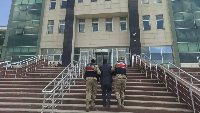 Hapis Cezasıyla Aranan Şahıs, Saklandığı Yerde Polisi Şaşırttı!