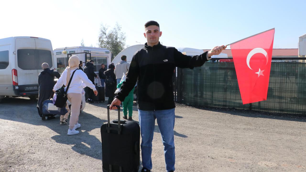 Türk bayrağıyla dönen Abdulkadir'den anlamlı jest