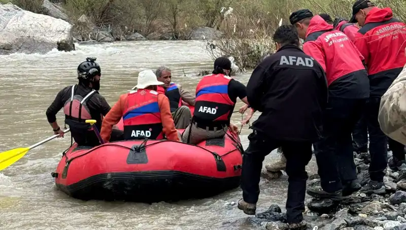Zap Suyu’nda Mahsur Kalan 4 Kişi Başarıyla Kurtarıldı