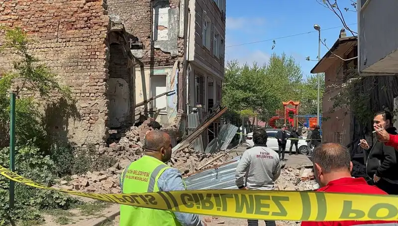 Fatih’te Deprem Anında Çöken Bina, Korkutan Detaylarıyla Gündemde