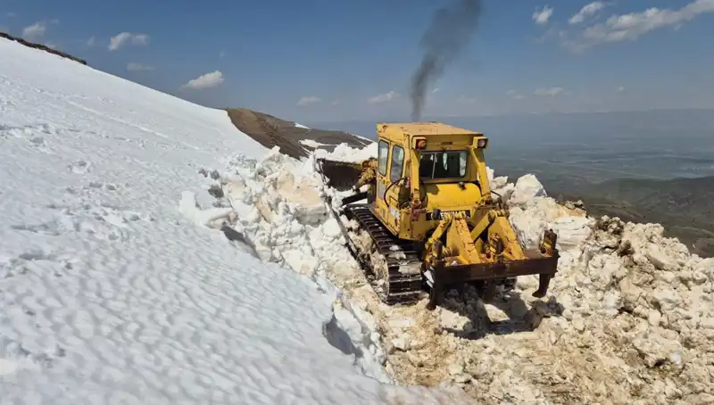 Nisan Ayında İki Metreyi Aşan Kar, Yol Açma Çalışmalarını Zorlaştırıyor!