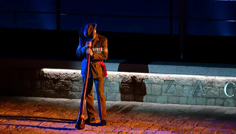 Anzak Koyu'nda Yapılan Geleneksel "Şafak Ayini" ile Duygusal Anlar Yaşandı