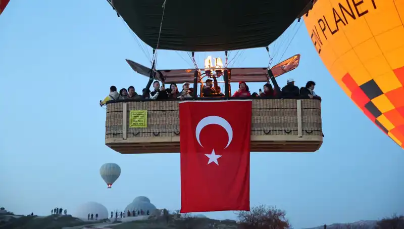 Kapadokya'da 23 Nisan Coşkusu: Balonlar Türk Bayraklarıyla Gökyüzünde!