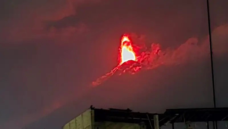 Fuego Yanardağı’nın Ani Patlaması, 30 Bin Kişiyi Tahliye Riskiyle Karşı Karşıya Bıraktı
