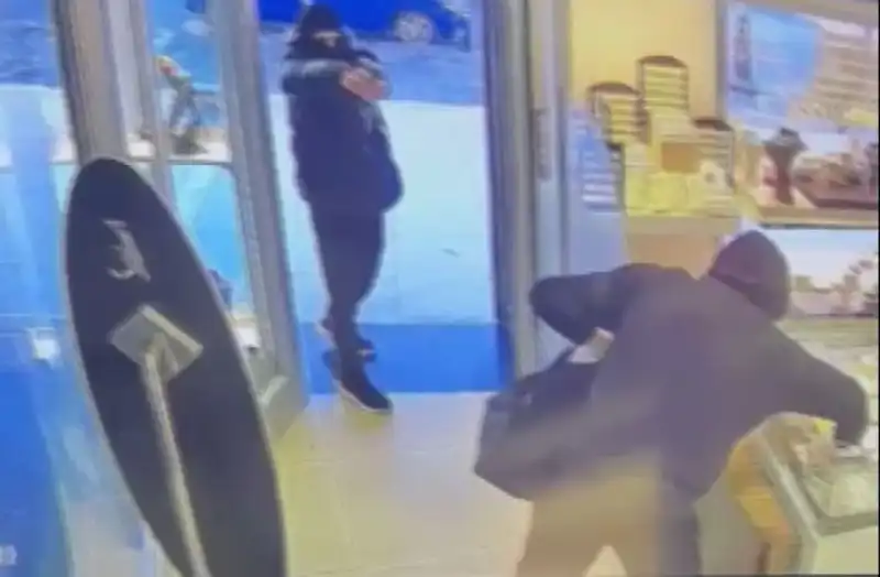 Ümraniye'de Silahlı Soygun Girişimi: Maskeli Saldırganlar Panic Yarattı