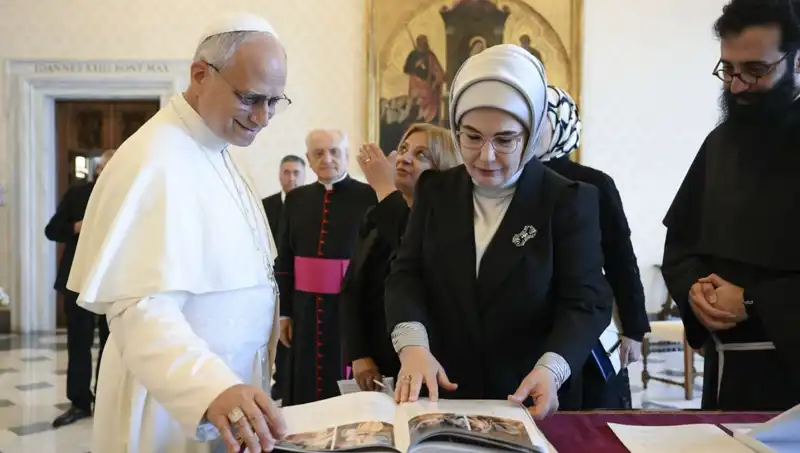 Emine Erdoğan ve Papa Leo’nun Buluşması: Gazze Üzerine Gündem Değişimi