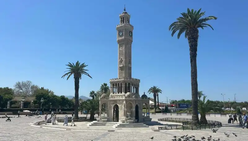 İzmir’de Sıcak Havalar Hayatı Etkiliyor, Meydanlar Boşaldı!