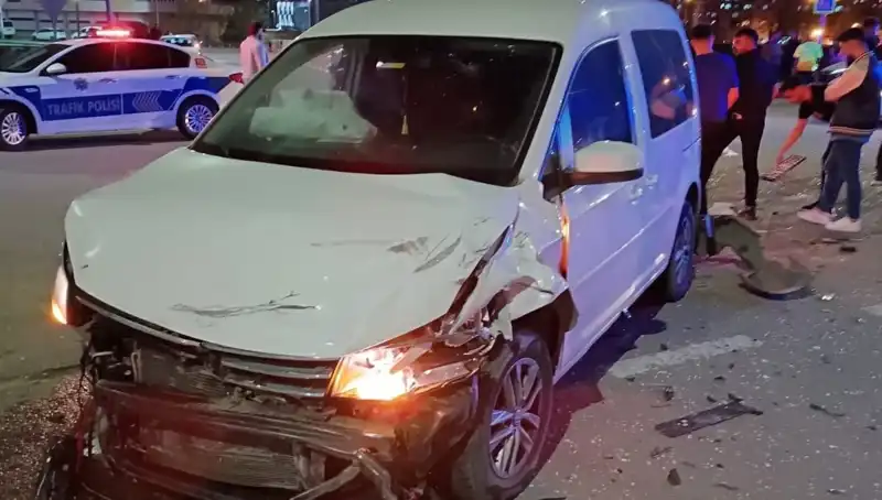 Batman'da Feci Kaza! Otomobil ve Hafif Ticari Araç Çarpıştı, 7 Yaralı