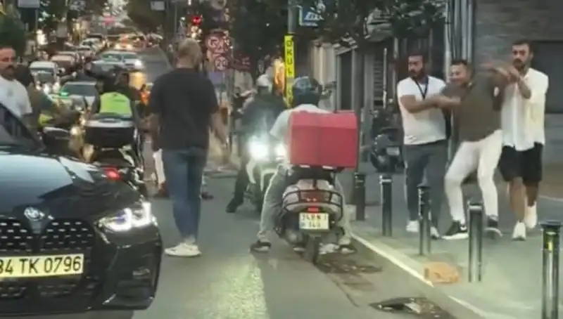 Nişantaşı'nda Yolda Bir Kadına Sopayla Saldıran Adamın Çirkin Hareketi