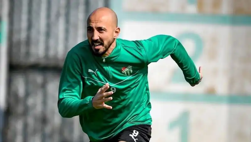 Milli Futbolcunun İkinci Lig Yolu: Kariyerinde Yeni Bir Dönem Mi?
