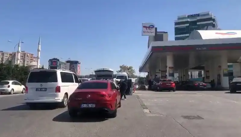 Deprem Sonrası Akaryakıt İstasyonlarında Uzun Kuyruklar: Nedenleri ve Etkileri