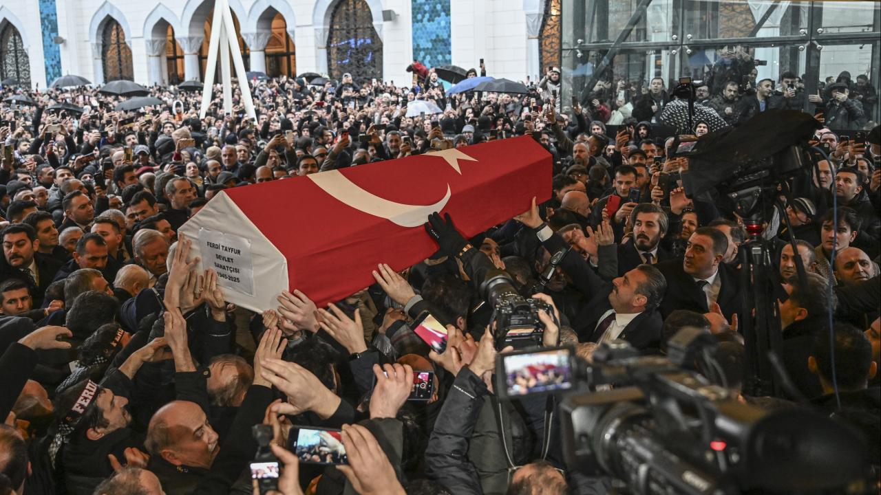 Sanat dünyasının usta ismi Ferdi Tayfur son yolculuğuna uğurlandı
