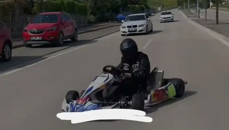 Go-Kart Sürücüsünün Yola Çıkması Olay Yaratıyor: Drift Gösterisi!