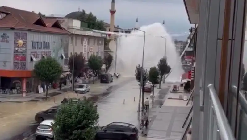 İçme Suyu Hattı Patladı: Şehirde Su Fıskırdı, Panik Yarattı