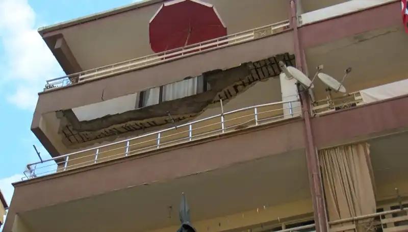 Güngören’de Beş Katlı Bina Balkonunun Çöktüğü Anlar: Korku Dolu Gözlemler