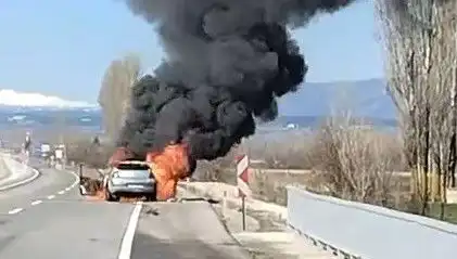 Kütahya'da Seyir Halindeki Otomobilin Alev Alev Yanması Korkuttu