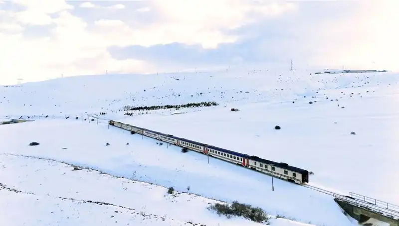 Turistik Doğu Ekspresi ile Büyüleyici Kış Manzaralarında Unutulmaz Bir Yolculuk