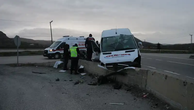 İşçi Servisi İstinad Duvarına Çarptı: Kazanın Detayları ve Sonuçları