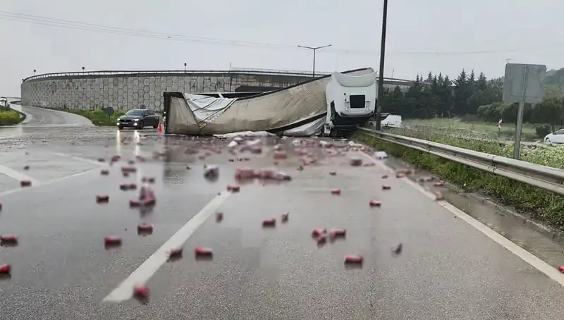 TIR Kazası Sonrası Yolda İçkiler Saçıldı, Dikkatleri Çekti
