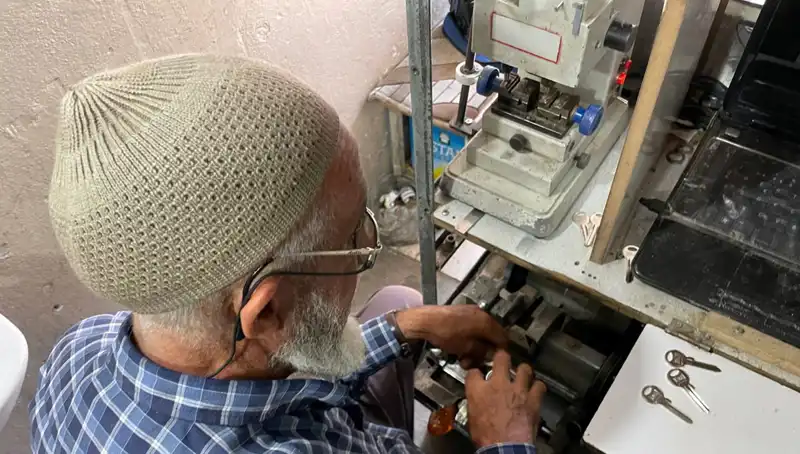 28 Yılda 4 Metrekarelik Dükkanda Kurduğu Krallık: "Burası Bana Saray Gibi"