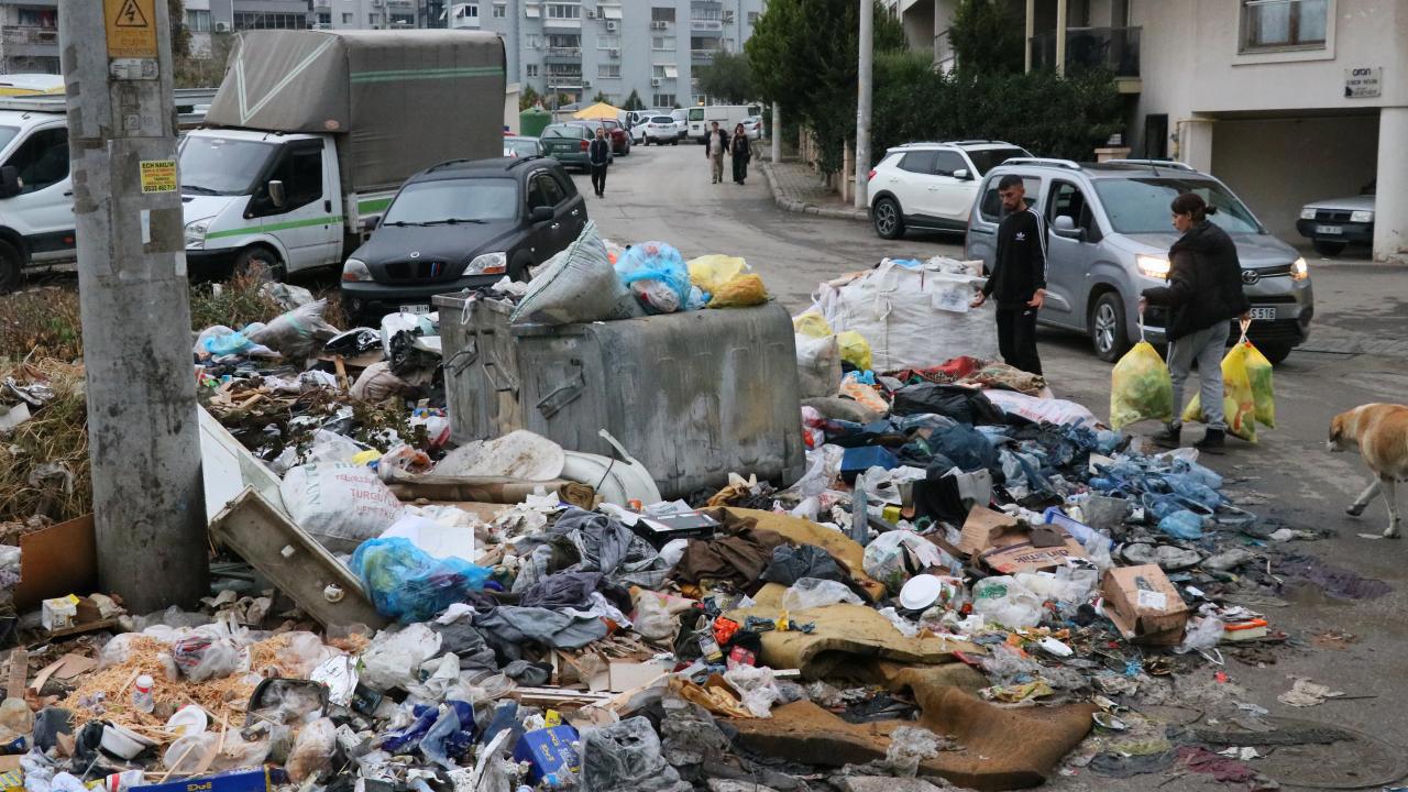 İzmir Sokaklarında Çöp Yığınları Yaygınlaştı