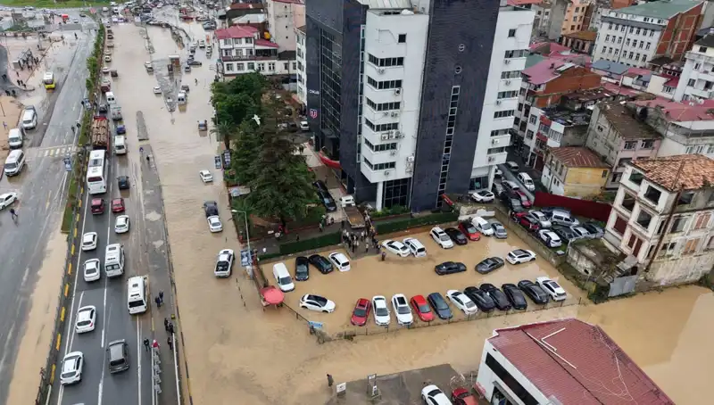Trabzon’da Sel Felaketi: Çamur Altında Kayıp Kişinin İzleri Aranıyor