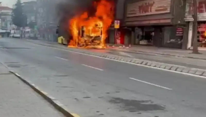 Ümraniye'de Yangın Panik Yaratırken, Olay Anında Neler Oldu?
