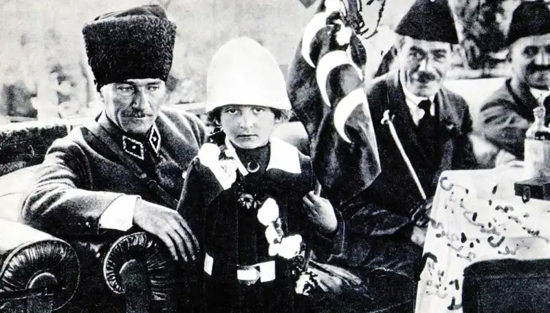 Unutulmaz Fotoğrafın Hikayesi: O Şapkanın Altında Bayram Doğuyor