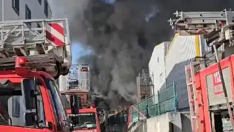 Tuzla'daki Fabrika Yangını: Kontrol Altına Alındı, Paniğe Neden Oldu