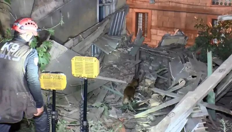 İstanbul'da Depremden Sonra Korkutan Çöküş: Hasarlı Bina Yerle Bir Oldu