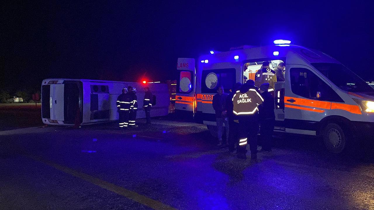 Midibüs Devrildi: Cenazeye Gidenleri Taşıyan Araçta 24 Yaralı