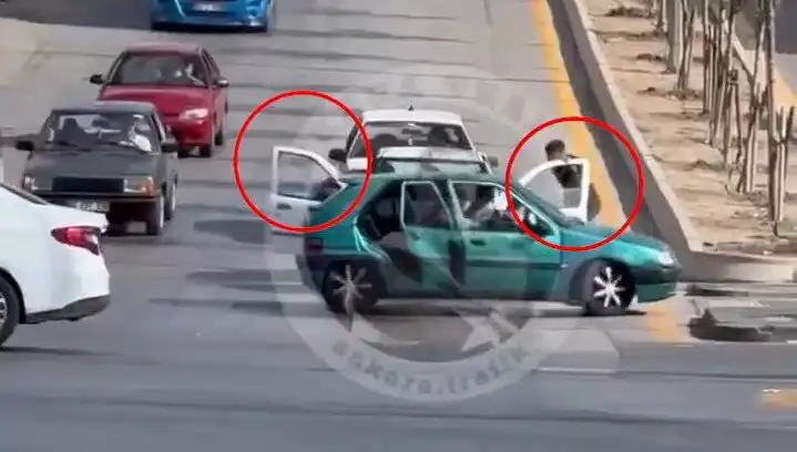 Trafikte Bıçak ve Kılıçlarla Saldırı: Güvenlik Güçleri Gözaltında