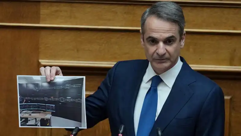 Yunanistan Başbakanı Miçotakis, Protestolar Üzerine Yeni Döneme Geçiş Yapıyor