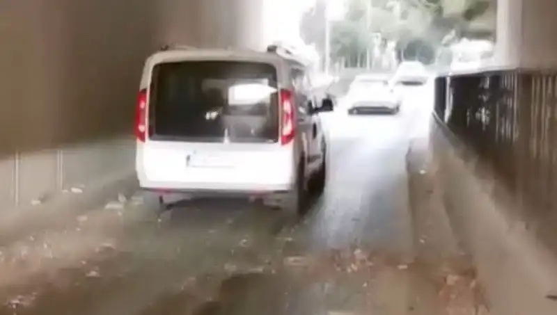 Trafikte Dehşet Anları: Araçların Üzerine Düşen Beton Parçaları Panic Yarattı