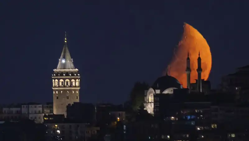 İstanbul’un Gökyüzünde Yarım Ay Şıklığı: Gözlerinizi Alamayacaksınız!