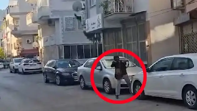 İzmir’de Gerilim Dolu Anlar: Saldırganla Çatışma Kameralara Yansıdı