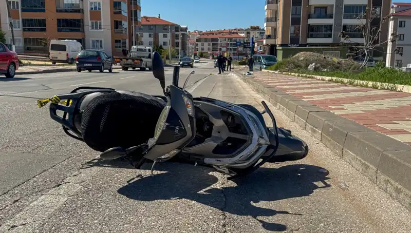 Uşak'ta Pahalı Kaza: Hafif Ticari Araç ve Motosiklet Çarpıştı, 1 Kişi Hayatını Kaybetti