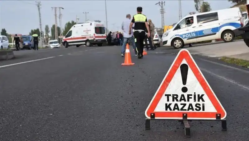 Antalya'da Otomobil Kanala Devrildi: İki Kişi Yaralandı