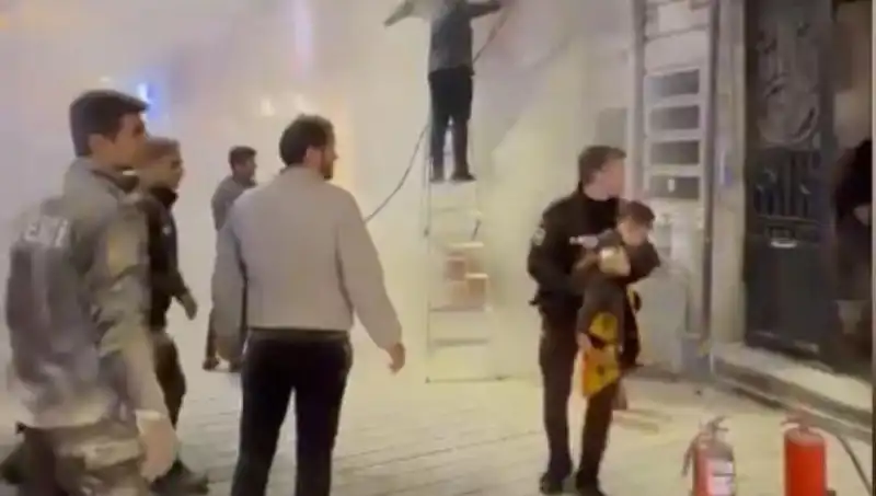 Beyoğlu'nda Büfede Yangın: Çocuk Mahsur Kaldı, Kahramanlar Kurtardı!