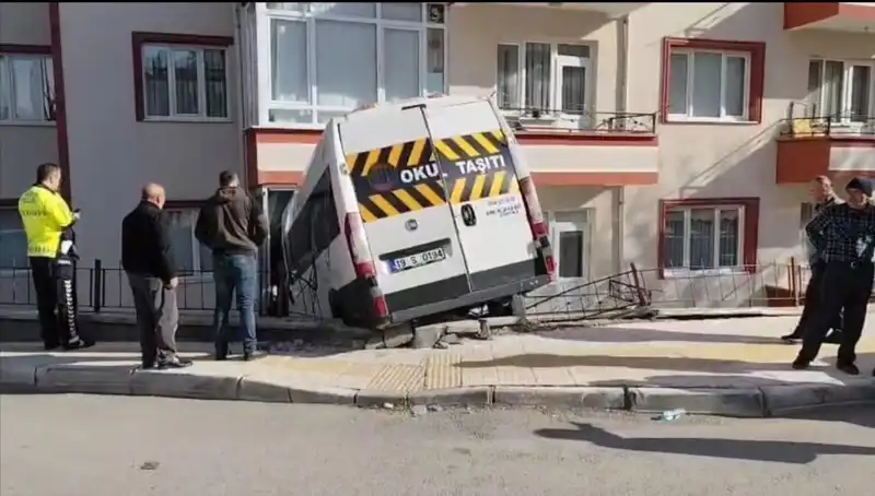Okul Servisi Balkona Girdi: İki Öğrenci Yaralandı, Olayın Ayrıntıları Şok Etti
