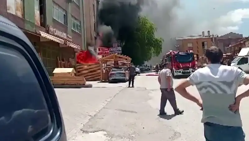 Ankara'da Yangın: İş Yerleri Alev Alev Yandı, İhbar Üzerine Çalışmalar Başladı