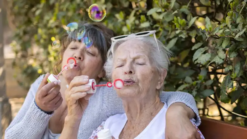 100 Yaşında İki Kadından Uzun Yaşamın Sırları: Diyet ve Egzersiz Değil