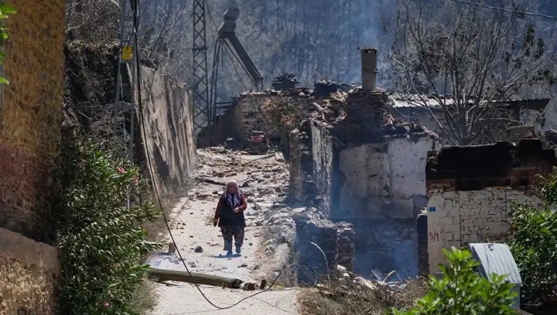 İzmir ve Bilecik’te Yangın Felaketi: 415 Bina Kül Oldu