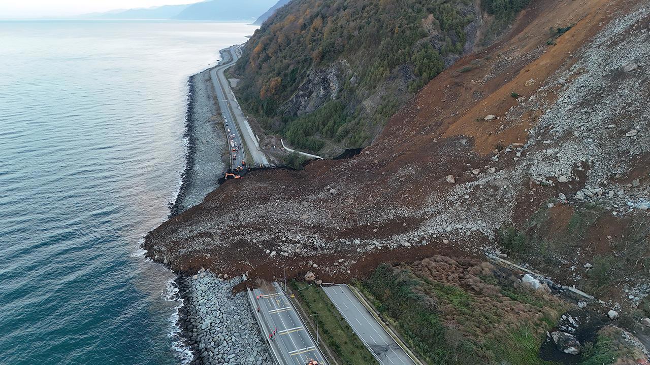 Artvin'deki Heyelanda 100 Bin Ton Toprak Kütlesi Hareket Etti