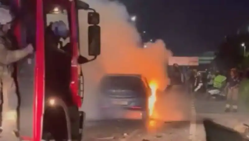 Otoyolda Bariyerlere Çarpan Araç Korkutan Yangın Çıkardı!